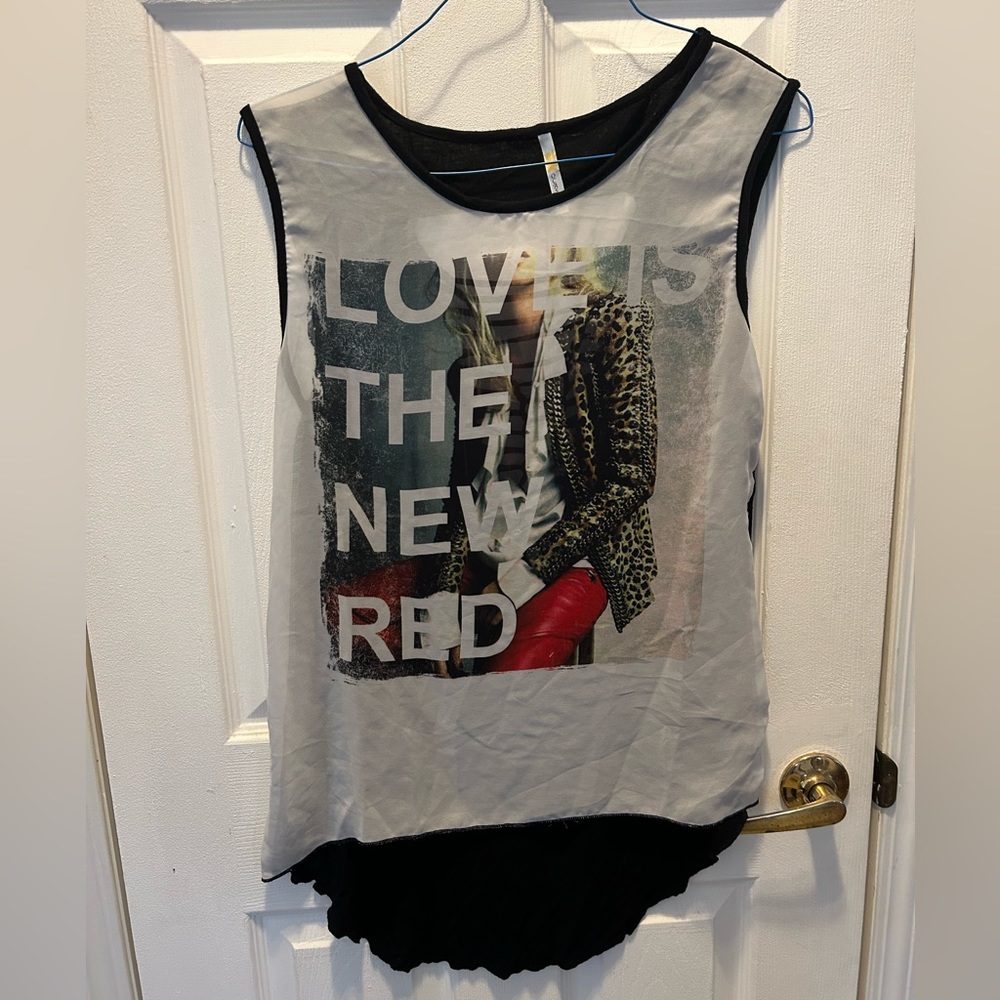 Sleeveless blouse 90s look